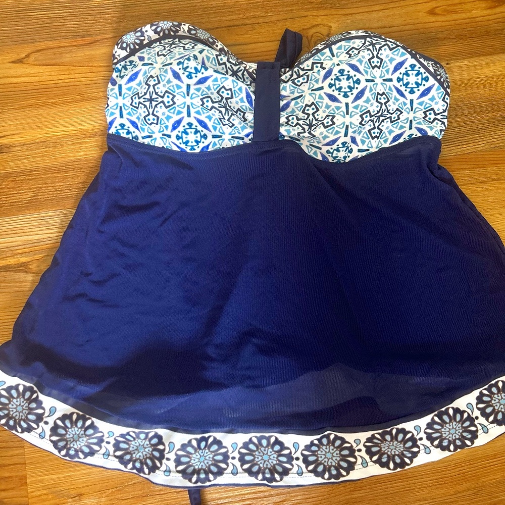 Navy Tankini top. Cute Pattern, Size M. NWOT
